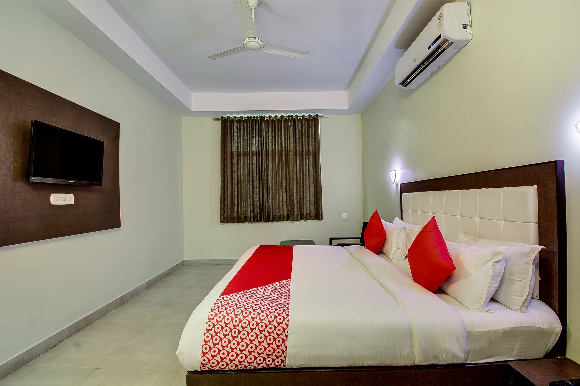 Oyo 16579 Dream Palace