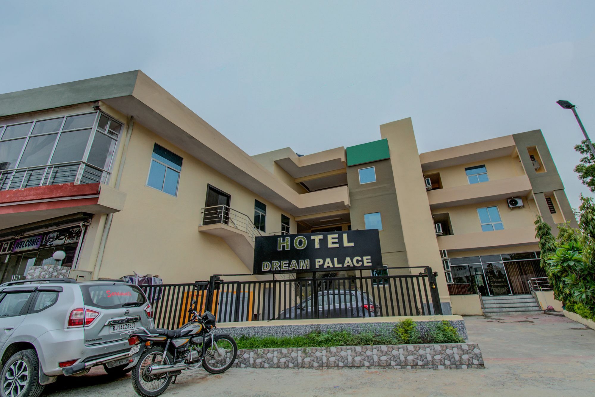 Hotel Oyo 16579 Dream Palace 2*