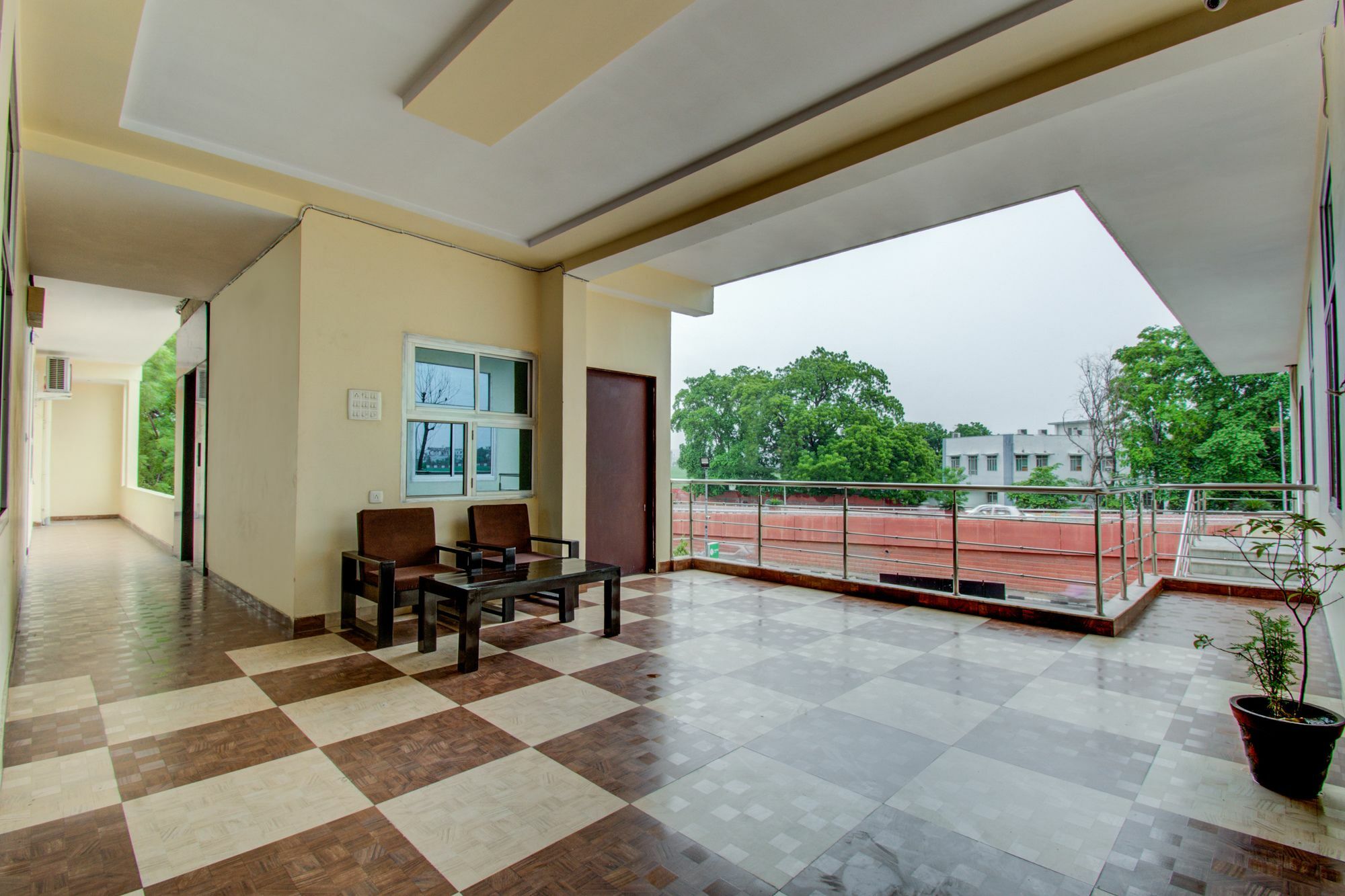 Oyo 16579 Dream Palace Hotel